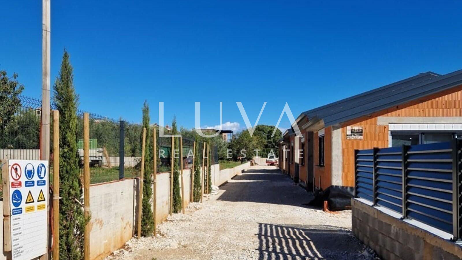 Istra, Kaštelir, moderna prizemnica, 88 m2 s dvorištem na prodaju