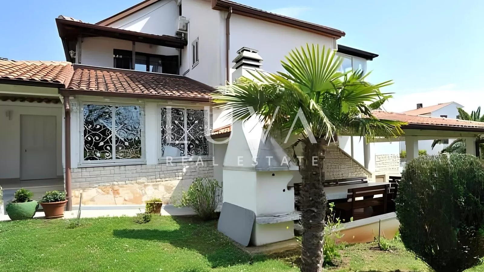 Pula, izvanredna apartmanska kuća s bazenom na prodaju