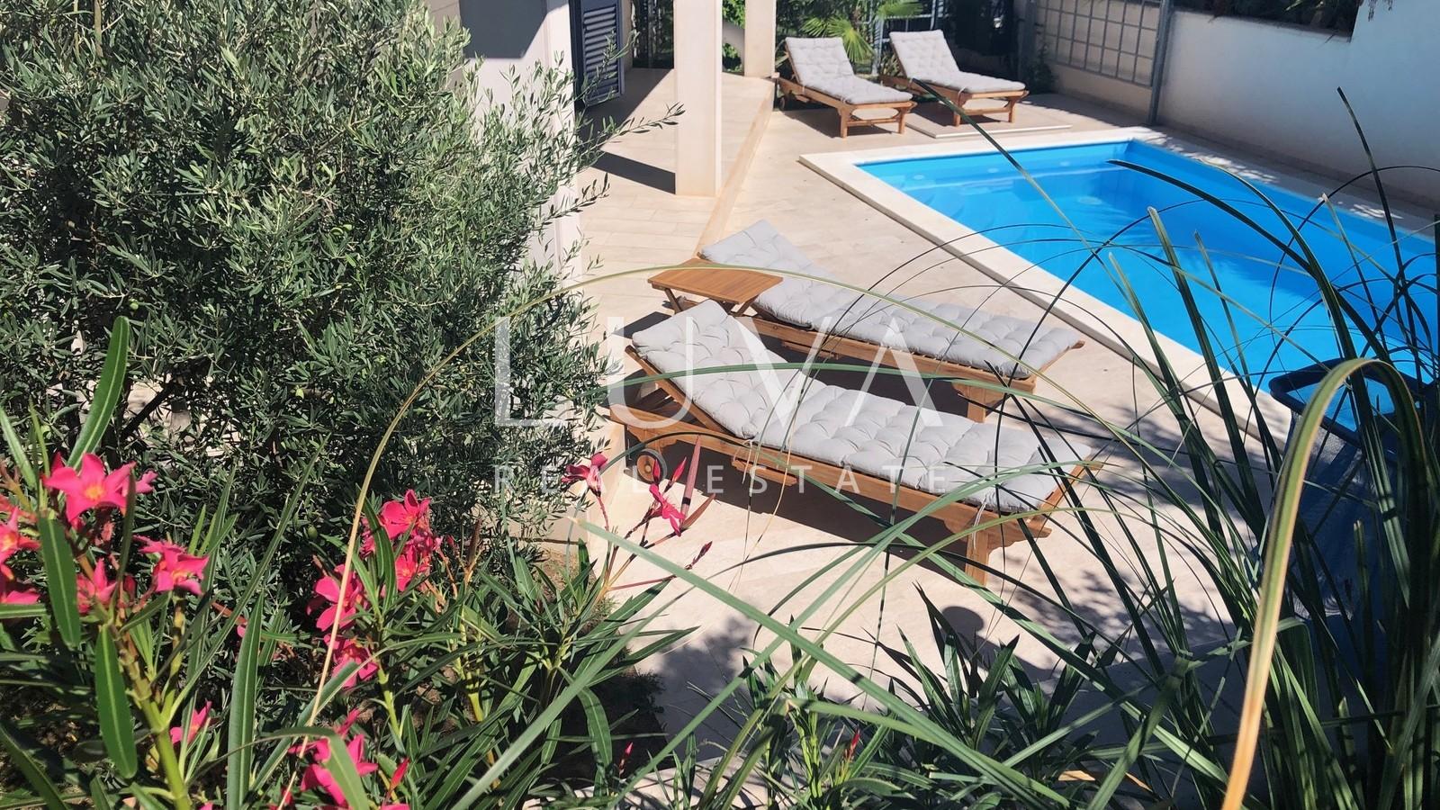 Murter, Betina, luksuzna kuća 148m2 s bazenom na prodaju