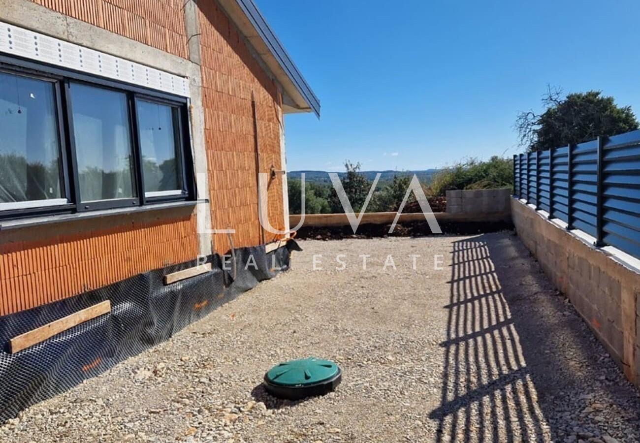 Istria, Kaštelir, modern ground floor house of 95 m² with courtyard for sale