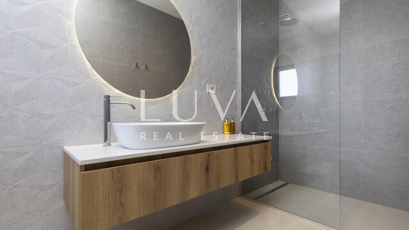 Split, luksuzna vila s pogledom na more, 220 m2 za dugoročni najam