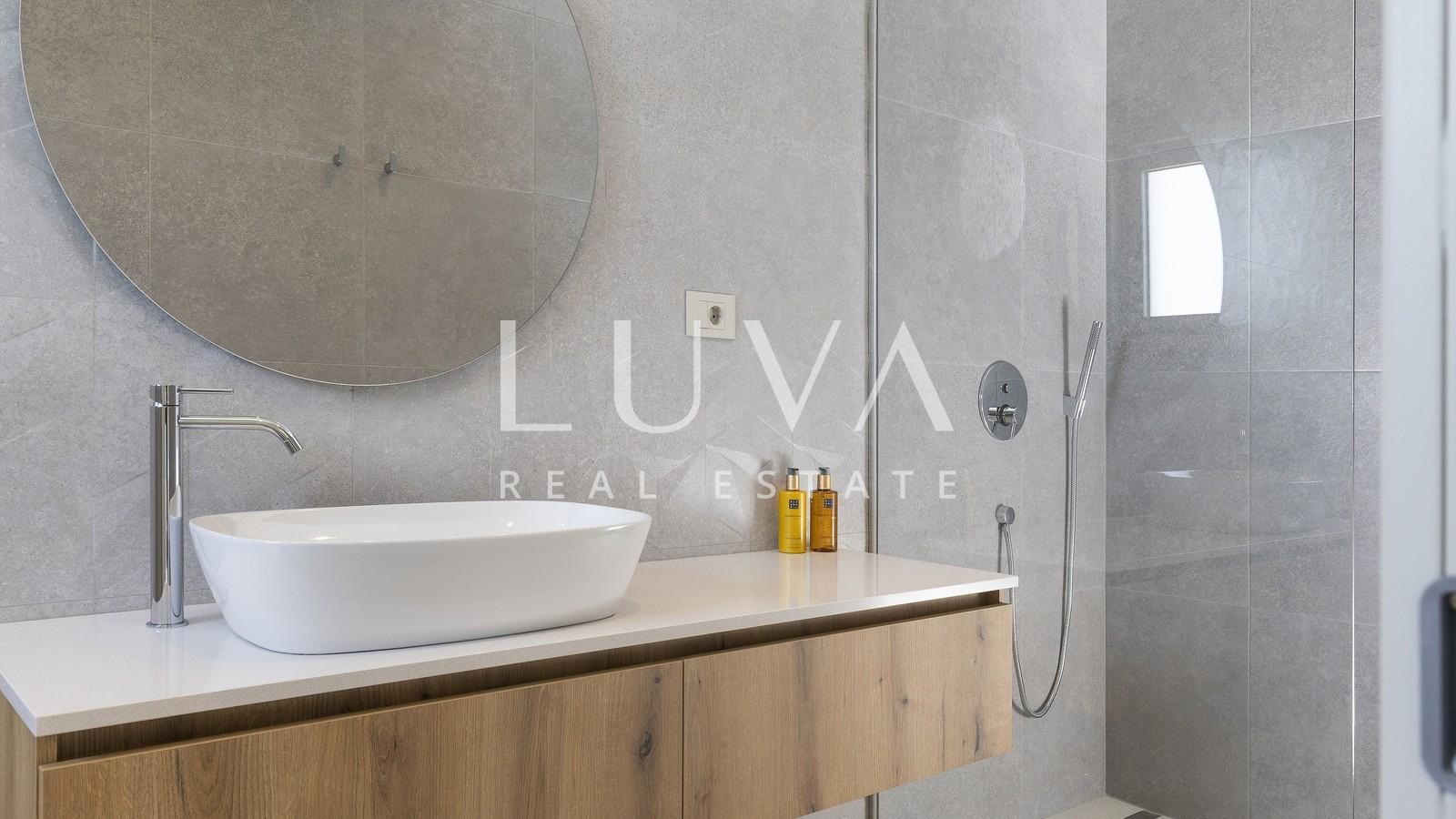 Split, luksuzna vila s pogledom na more, 220 m2 za dugoročni najam