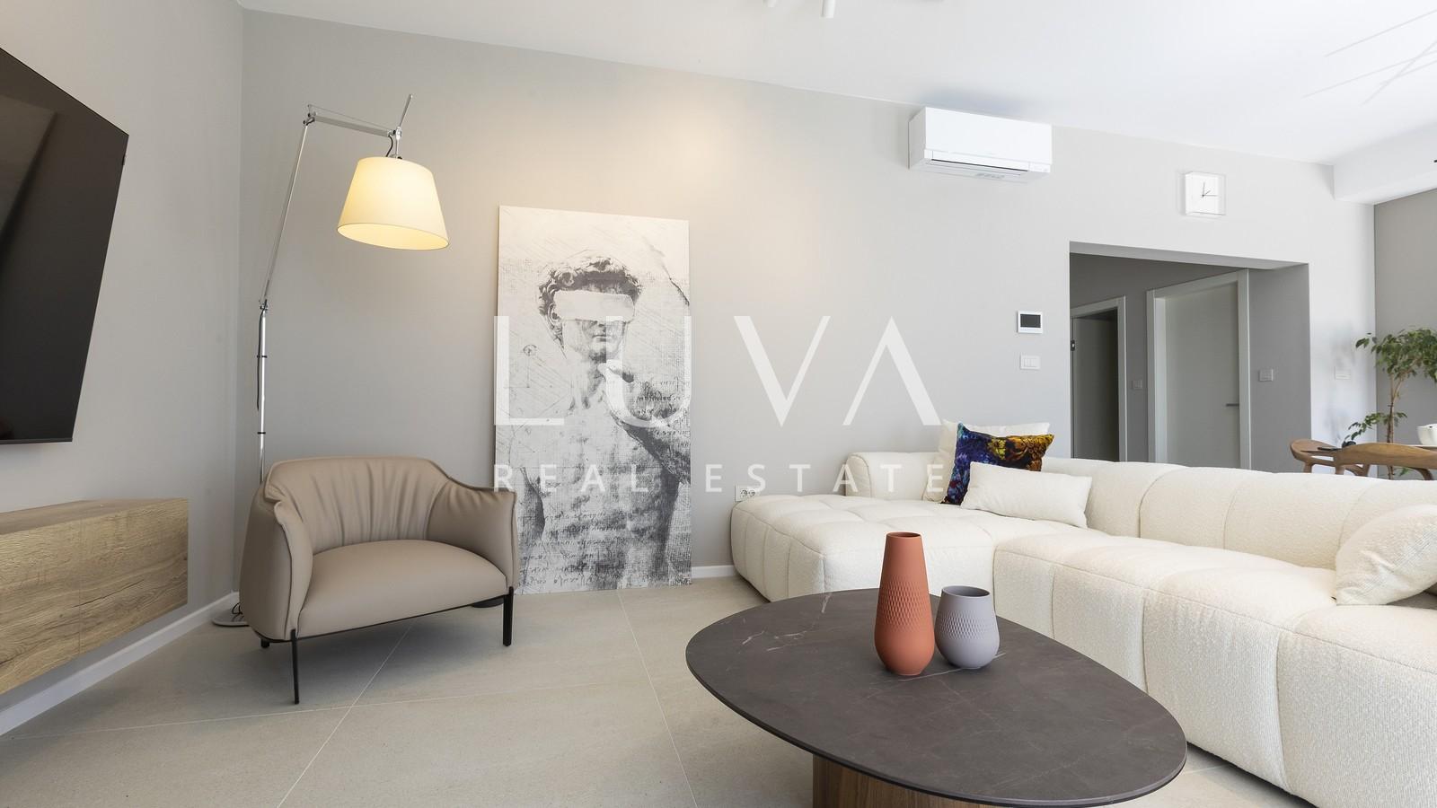 Split, luksuzna vila s pogledom na more, 220 m2 za dugoročni najam