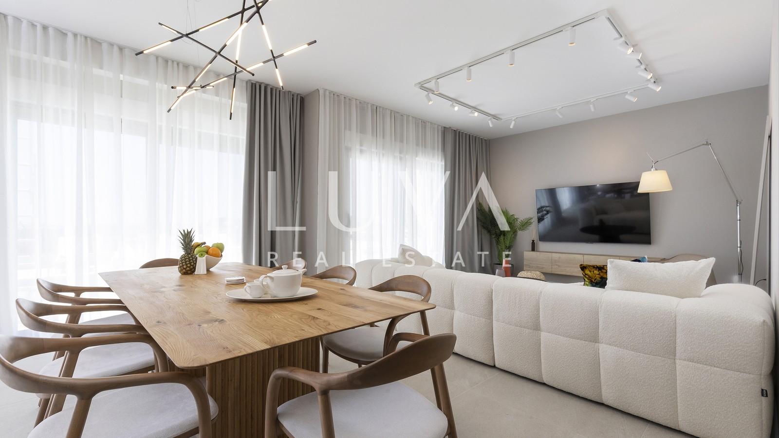 Split, luksuzna vila s pogledom na more, 220 m2 za dugoročni najam