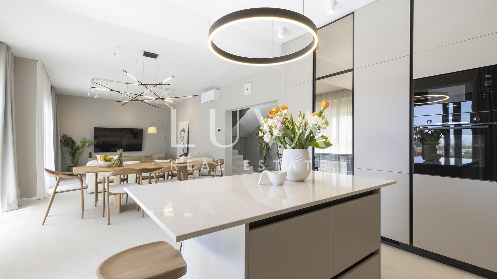 Split, luksuzna vila s pogledom na more, 220 m2 za dugoročni najam