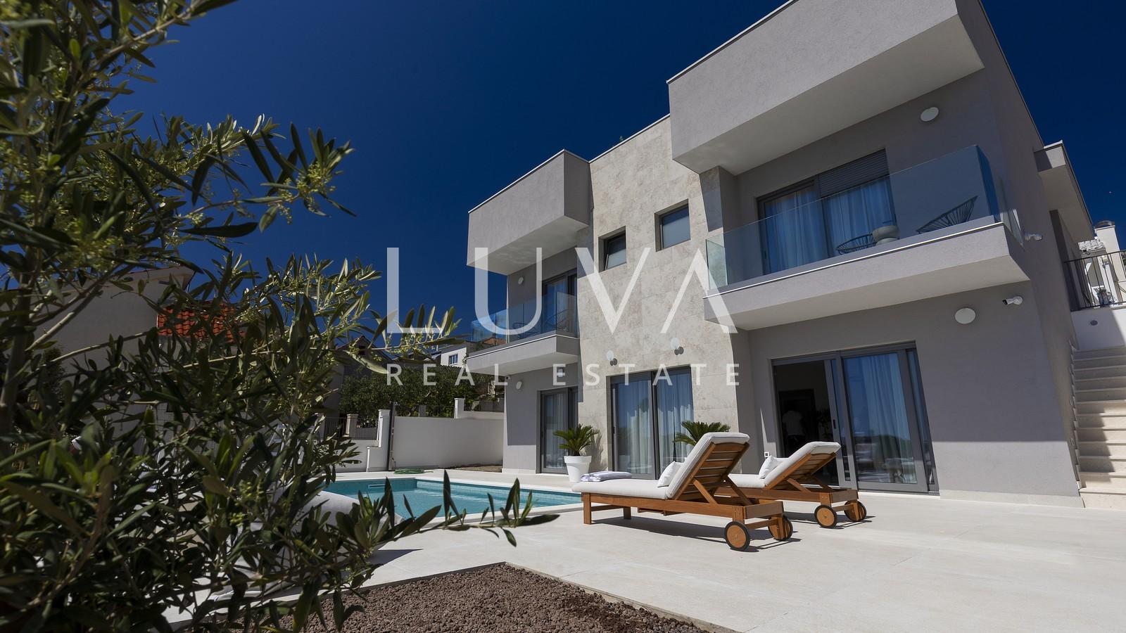 Split, luksuzna vila s pogledom na more, 220 m2 za dugoročni najam