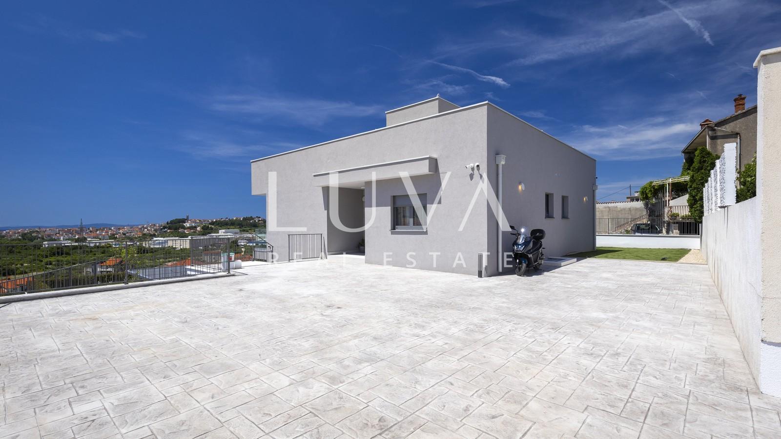 Split, luksuzna vila s pogledom na more, 220 m2 za dugoročni najam