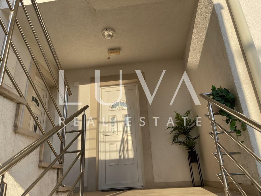 Brač, Supetar, modernly furnished apartment with sea view for sale