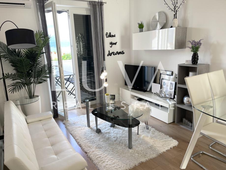 Brač, Supetar, modernly furnished apartment with sea view for sale