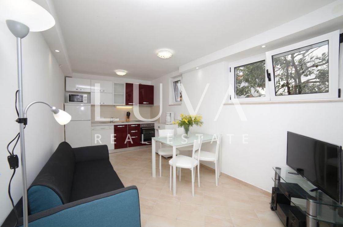 Brač, Supetar, three-storey building, established tourist property with sea view