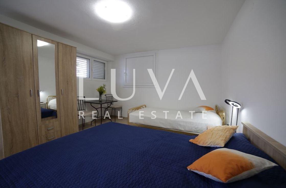 Brač, Supetar, three-storey building, established tourist property with sea view