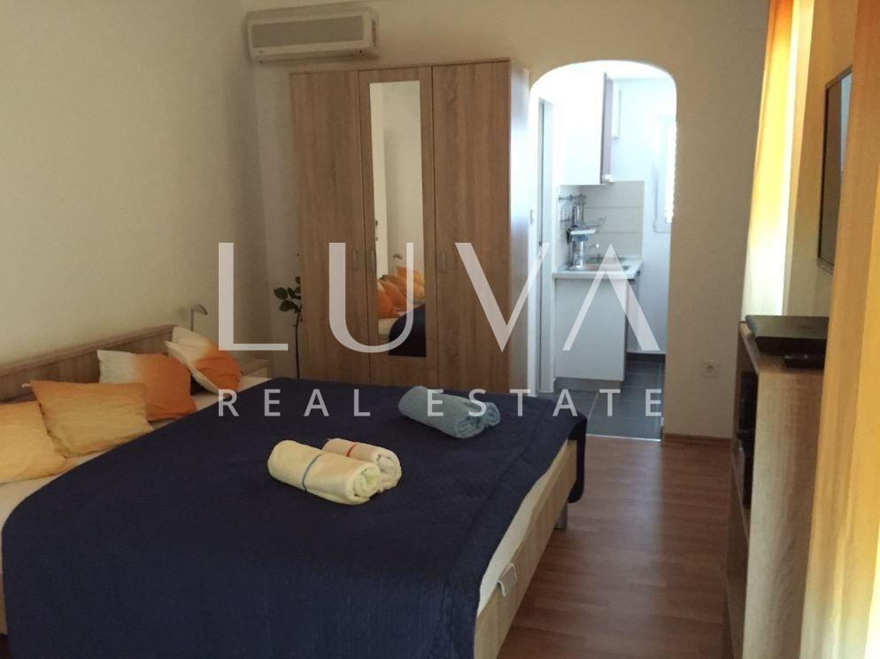 Brač, Supetar, three-storey building, established tourist property with sea view