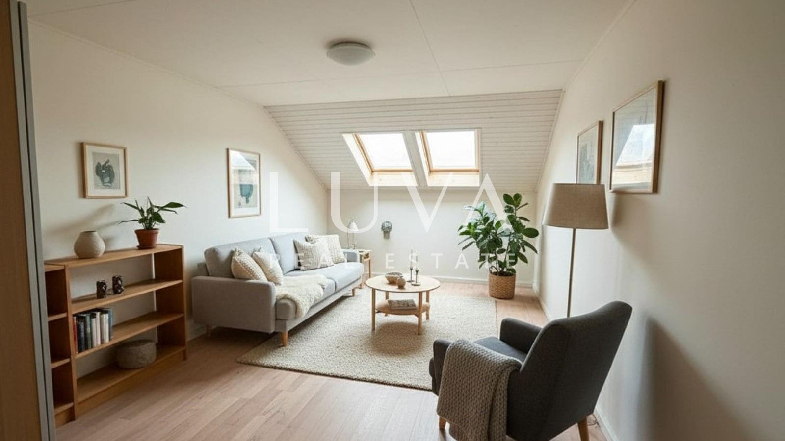 Zagreb, Britanski trg, four-room apartment for renovation, 142 m²