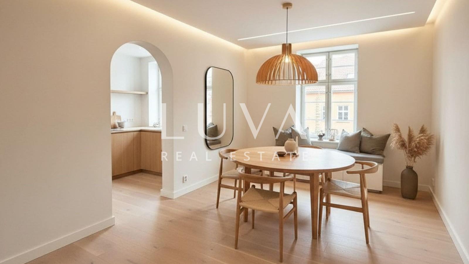 Zagreb, Britanski trg, four-room apartment for renovation, 142 m²