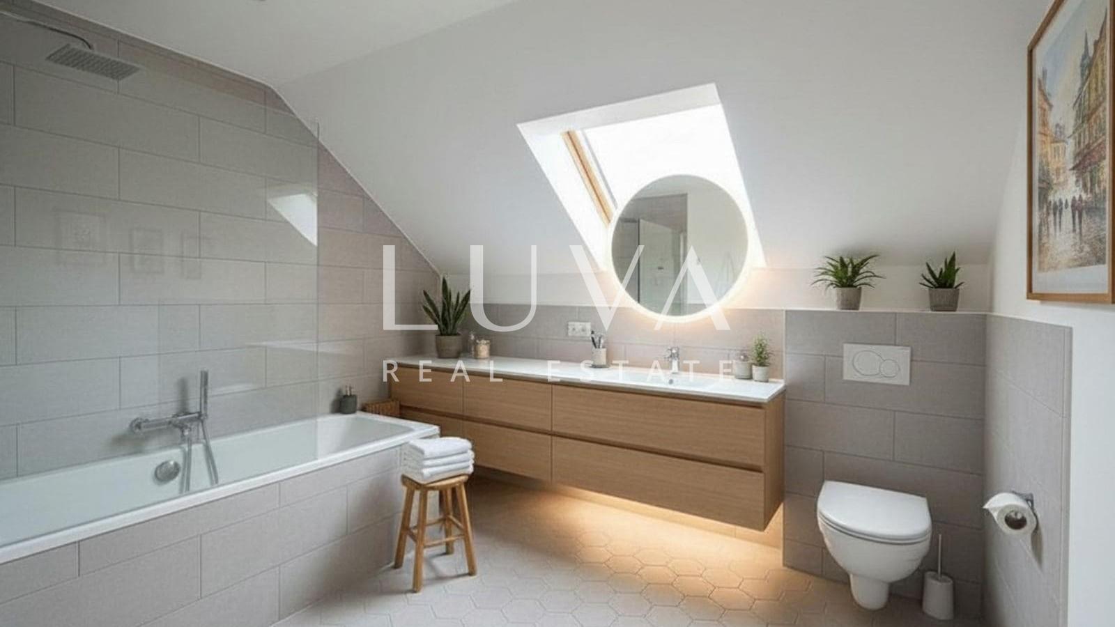 Zagreb, Britanski trg, four-room apartment for renovation, 142 m²