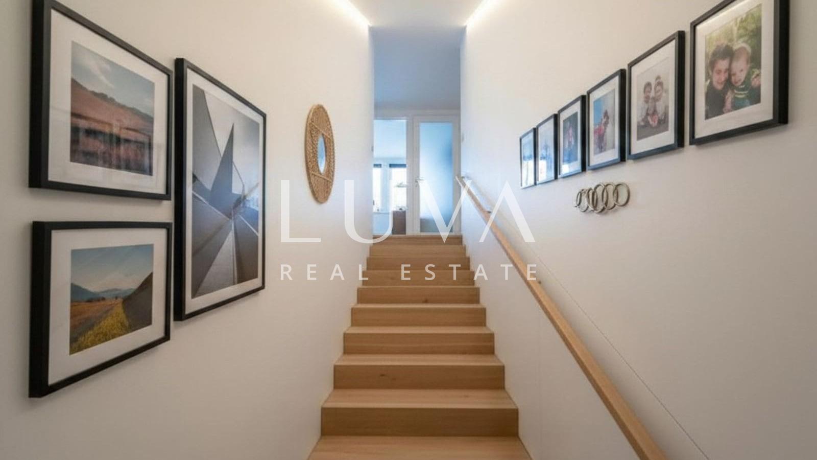 Zagreb, Britanski trg, four-room apartment for renovation, 142 m²