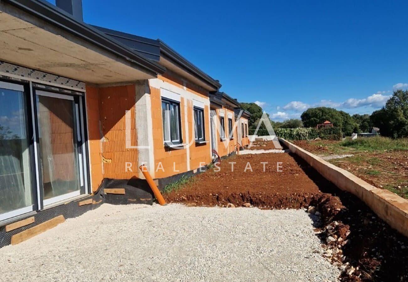 Istria, Kaštelir, modern ground floor house of 95 m² with courtyard for sale