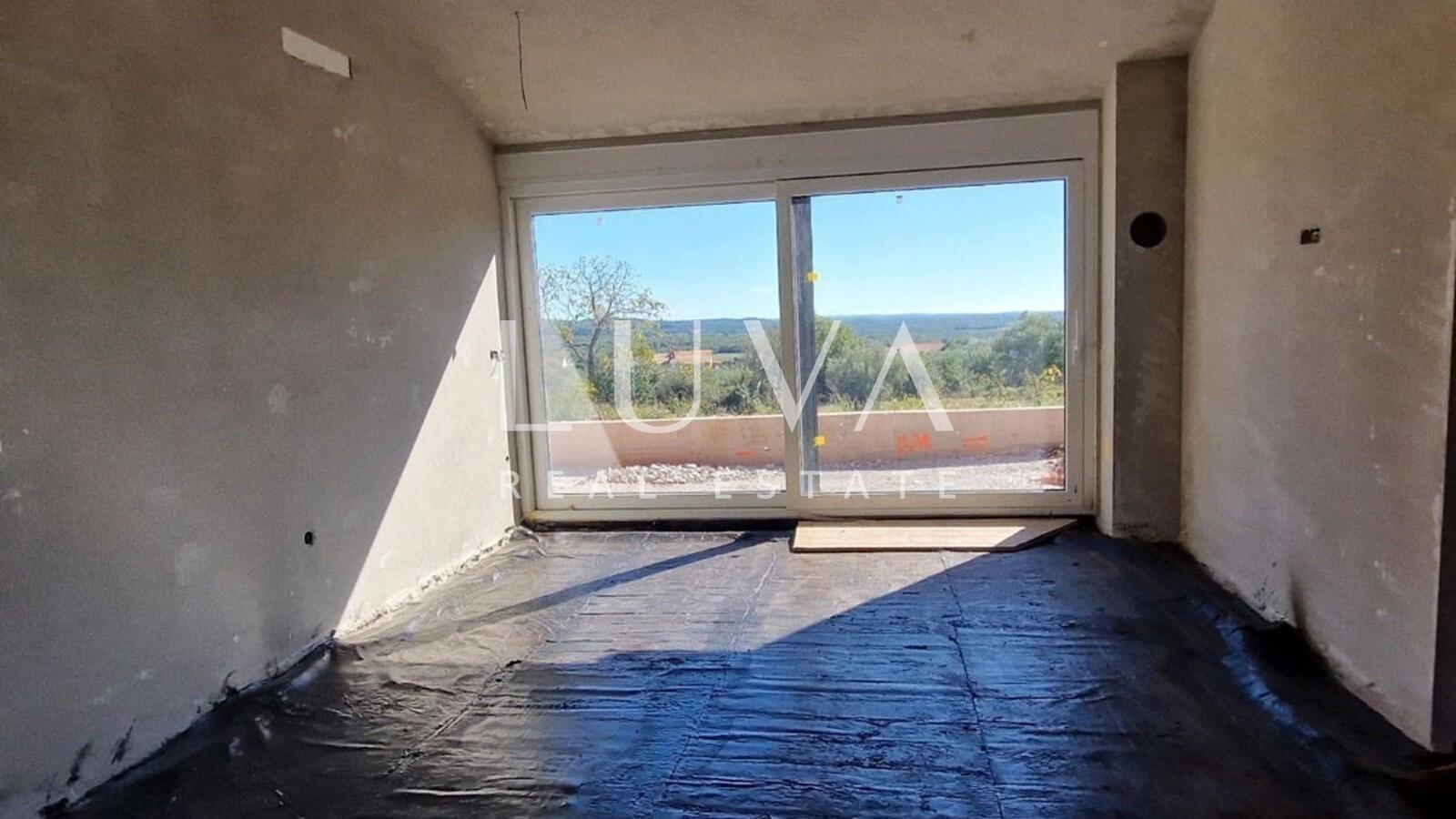 Istra, Kaštelir, moderna prizemnica, 88 m2 s dvorištem na prodaju