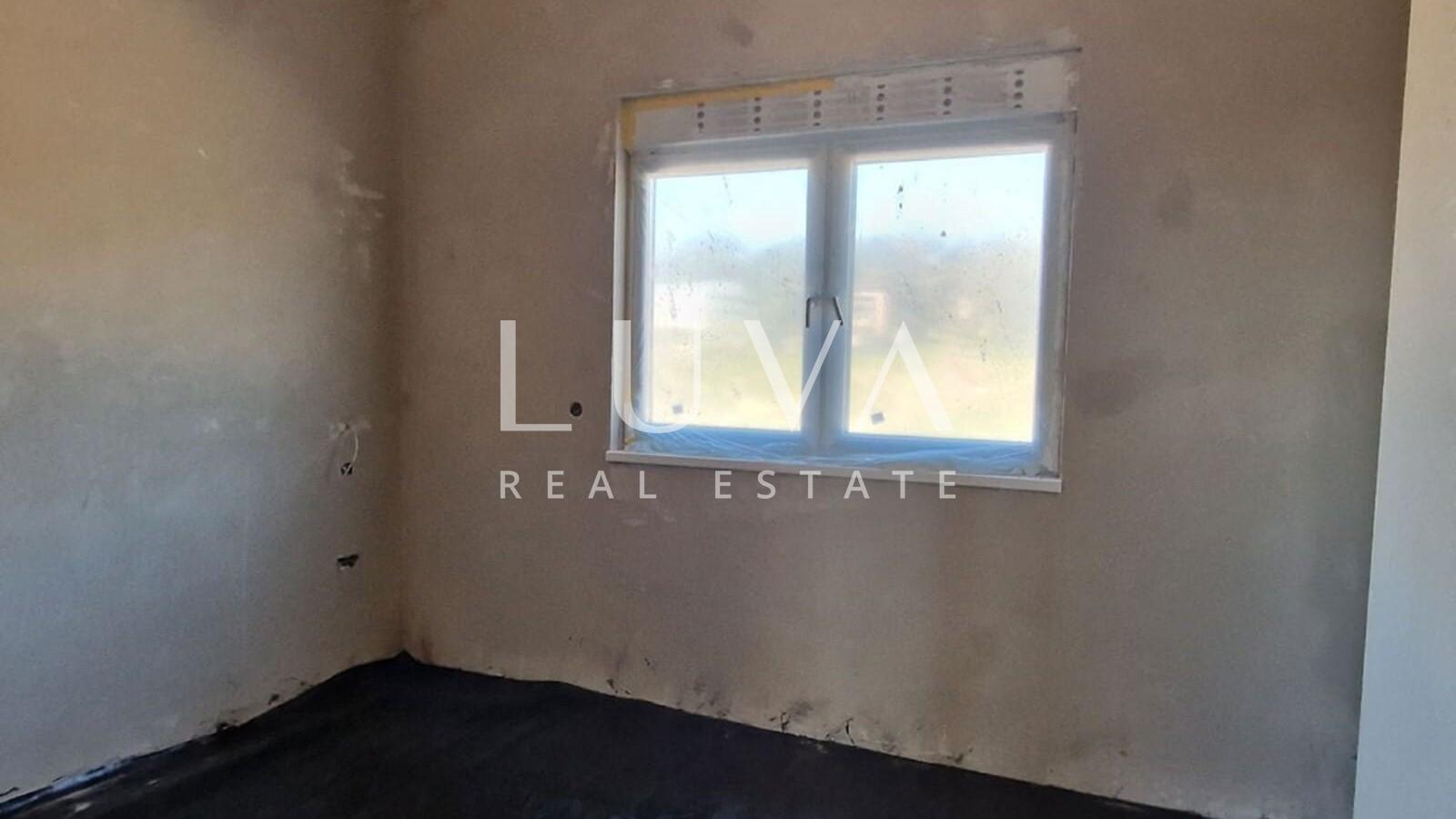Istra, Kaštelir, moderna prizemnica, 88 m2 s dvorištem na prodaju