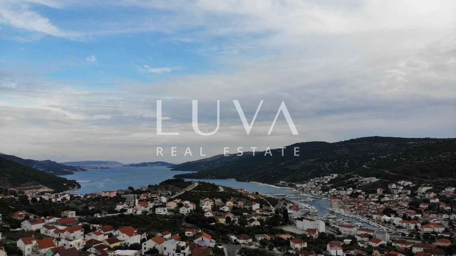 Marina, Trogir, prodaja dvojne kuće 247 m2 na 3 etaže + parking