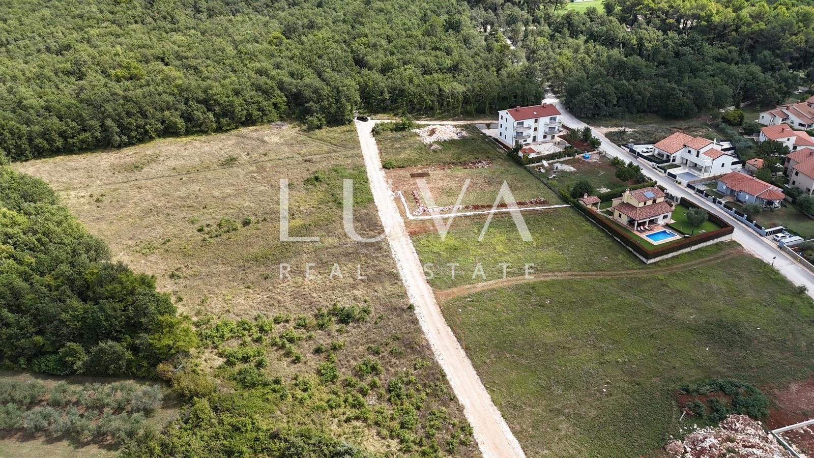 Višnjan, Baugrundstück mit Baugenehmigung, 1.277 m²