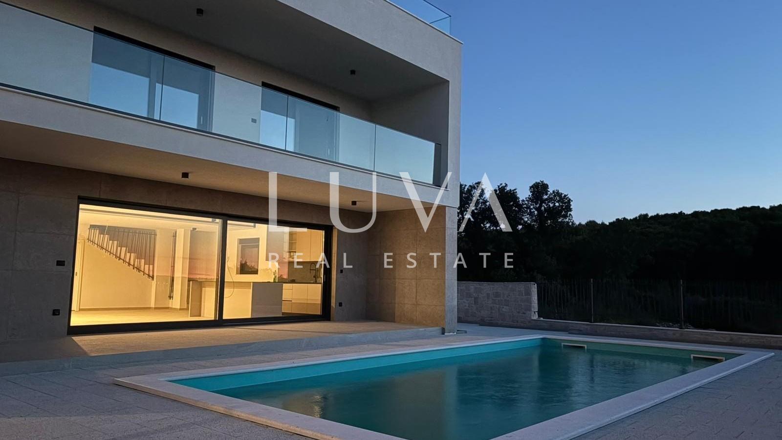 Drage, modernes Haus mit Pool in Meeresnähe zum Verkauf