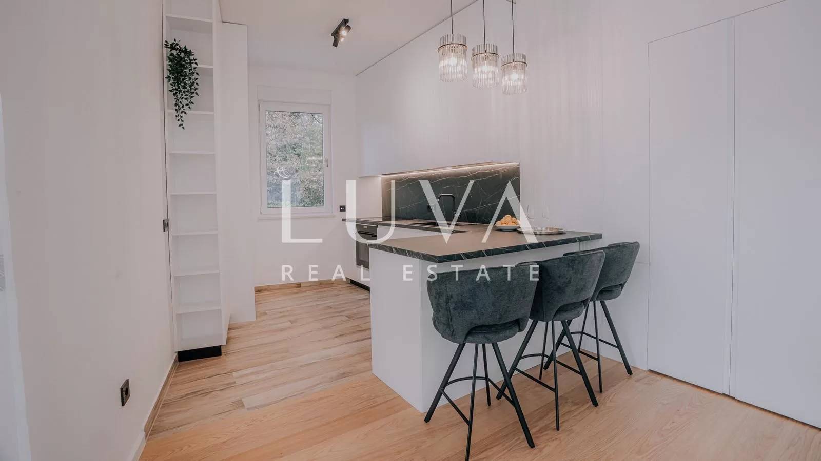 Remete, Luxuriöse 4-Zimmer-Wohnung, 140m2 + 2 Stellplätze zu vermieten