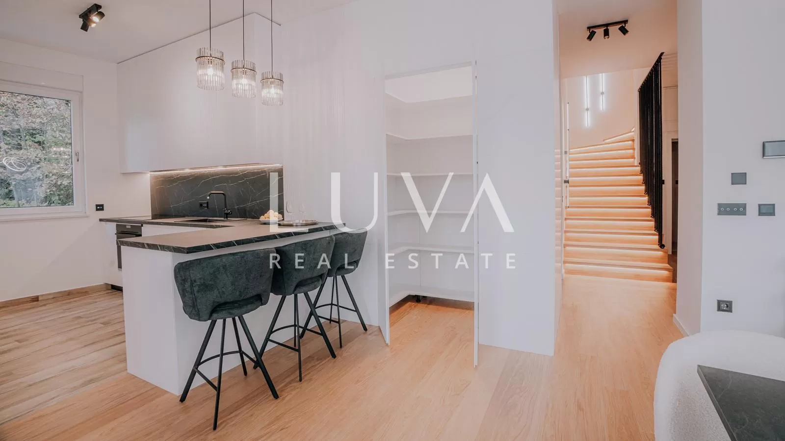 Remete, Luxuriöse 4-Zimmer-Wohnung, 140m2 + 2 Stellplätze zu vermieten