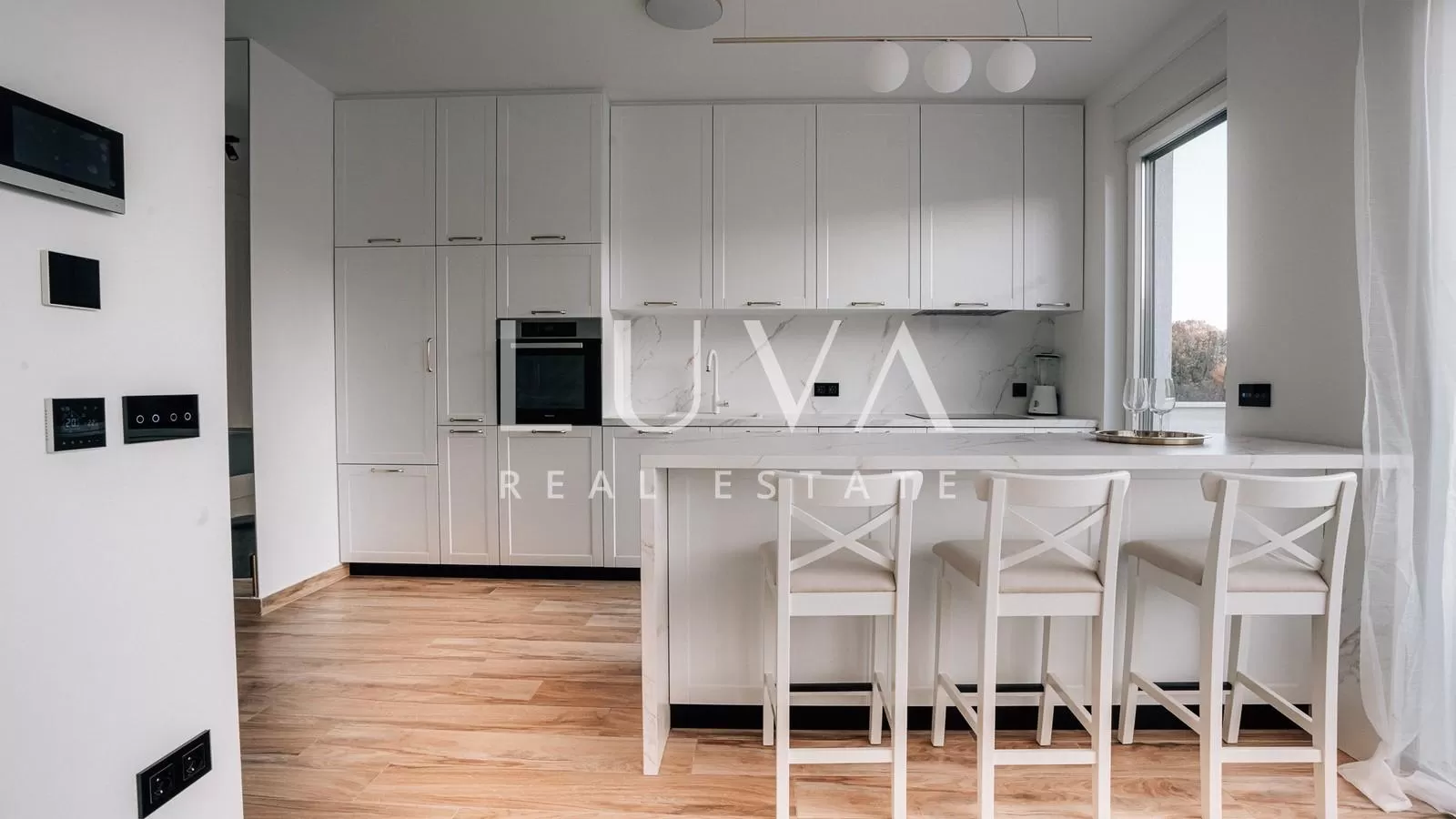 Remete, Luxuriöse 5-Zimmer-Wohnung, 165m2 + 2 Stellplätze zu vermieten