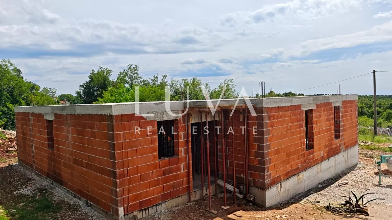 Istria, Tinjan, modern villa with pool under construction, 235 m2
