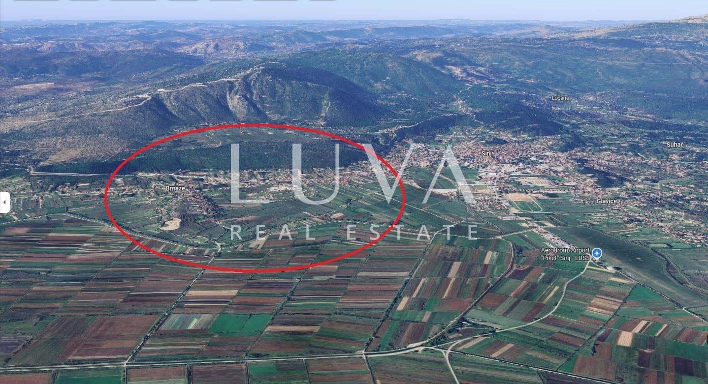 Sinj, Brnaze, building land 1,185 m² with 3 stone houses with a total footprint of 180 m²