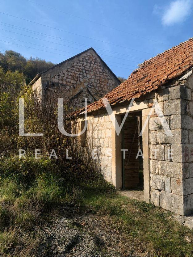 Sinj, Brnaze, building land 1,185 m² with 3 stone houses with a total footprint of 180 m²