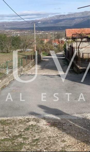 Sinj, Brnaze, building land 1,185 m² with 3 stone houses with a total footprint of 180 m²