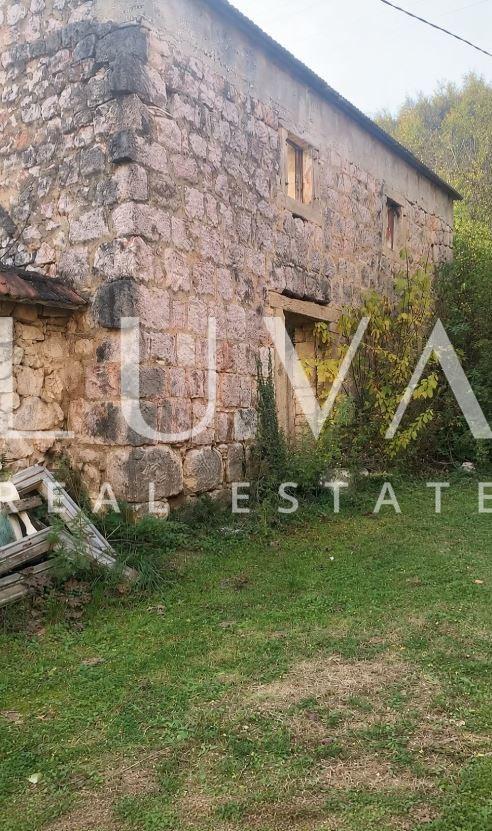 Sinj, Brnaze, building land 1,185 m² with 3 stone houses with a total footprint of 180 m²