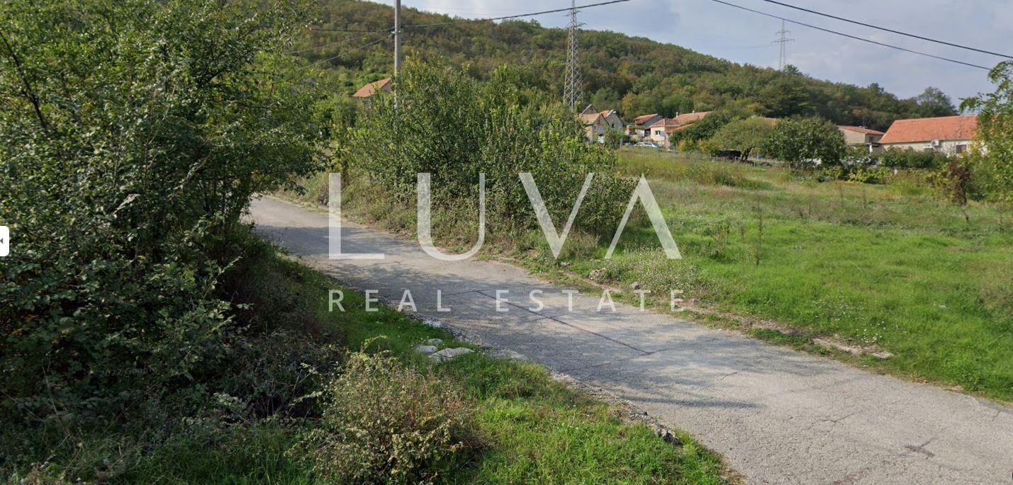 Sinj, Brnaze, building land 1,185 m² with 3 stone houses with a total footprint of 180 m²