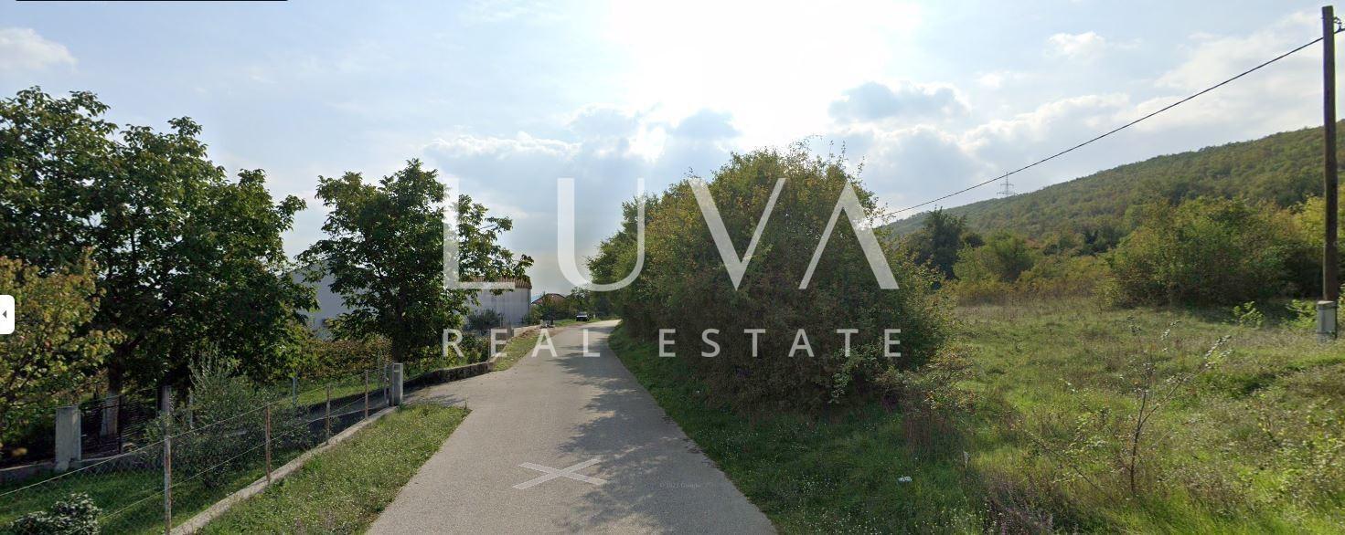 Sinj, Brnaze, building land 1,185 m² with 3 stone houses with a total footprint of 180 m²