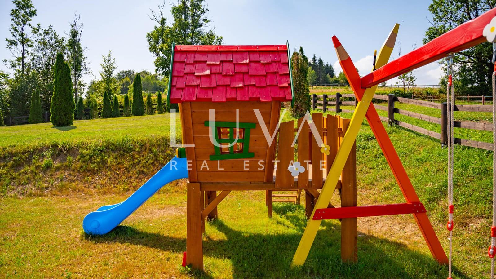 Ravna Gora, wooden house with pool for vacation for sale