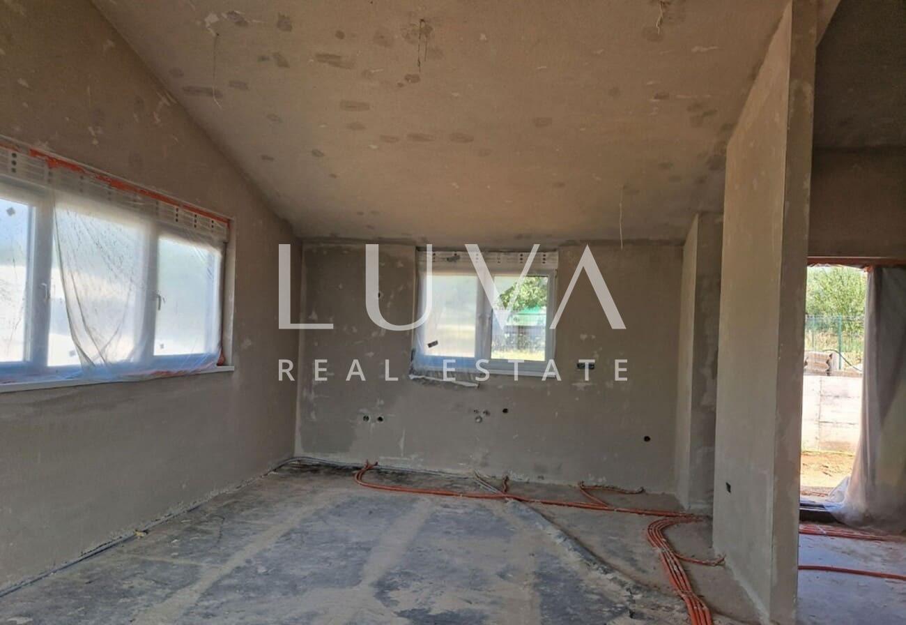 Istria, Kaštelir, modern ground floor house of 95 m² with courtyard for sale