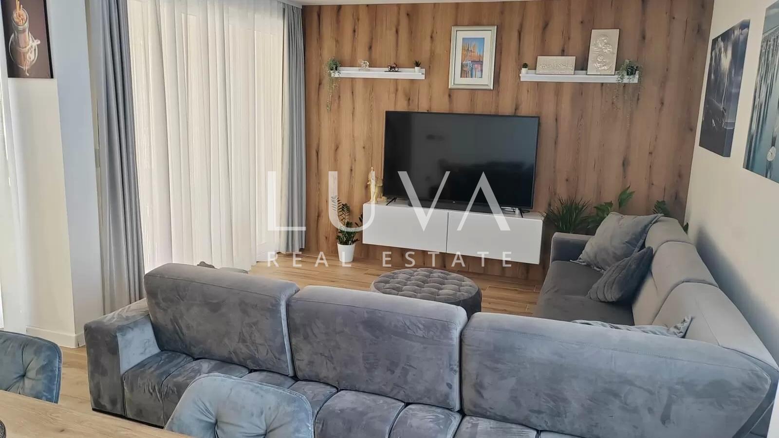 Kaštel Štafilić, kuća 377m2 sa stanovima na prodaju