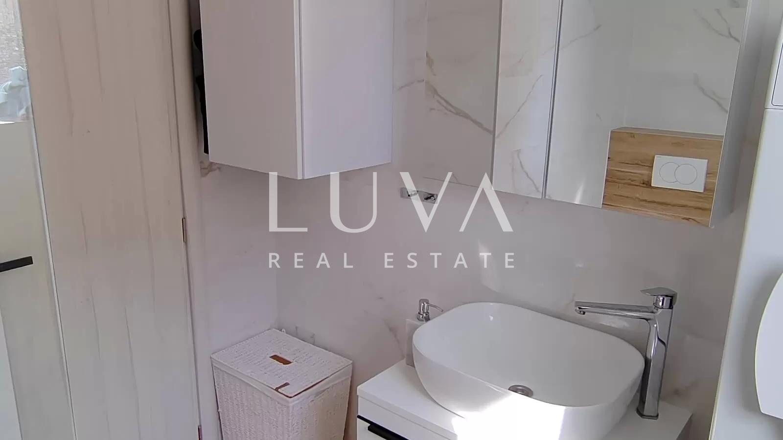 Kaštel Štafilić, kuća 377m2 sa stanovima na prodaju