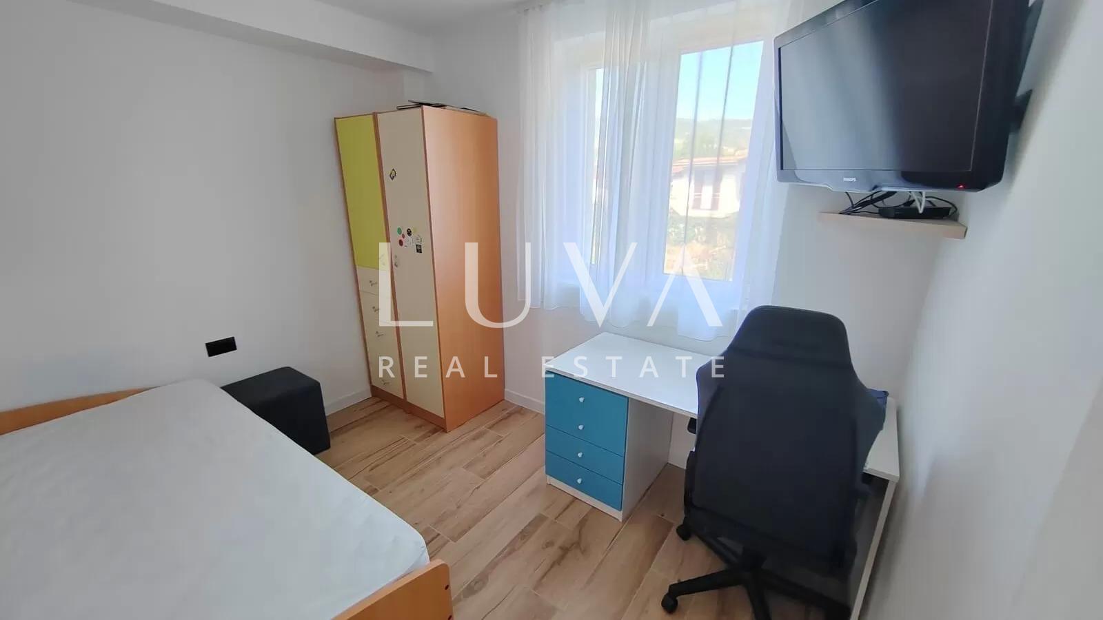 Kaštel Štafilić, kuća 377m2 sa stanovima na prodaju