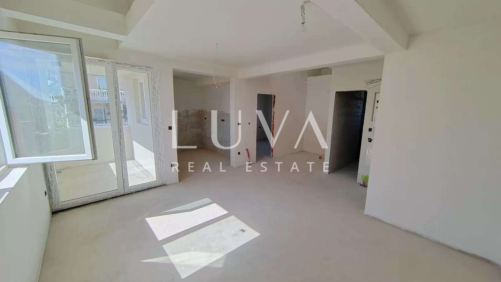 Kaštel Štafilić, kuća 377m2 sa stanovima na prodaju