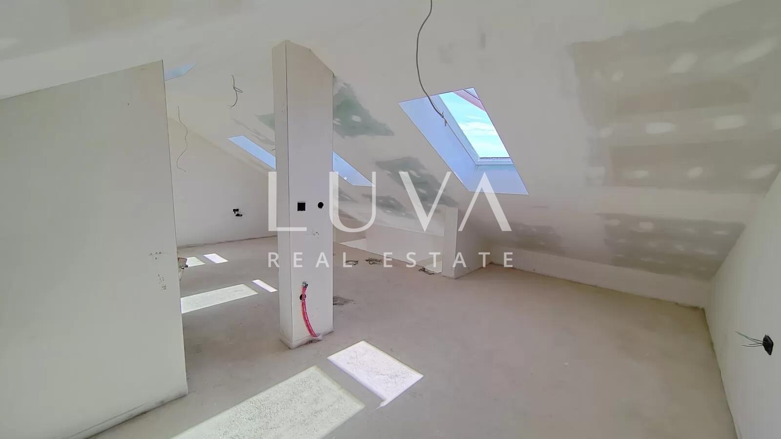 Kaštel Štafilić, kuća 377m2 sa stanovima na prodaju