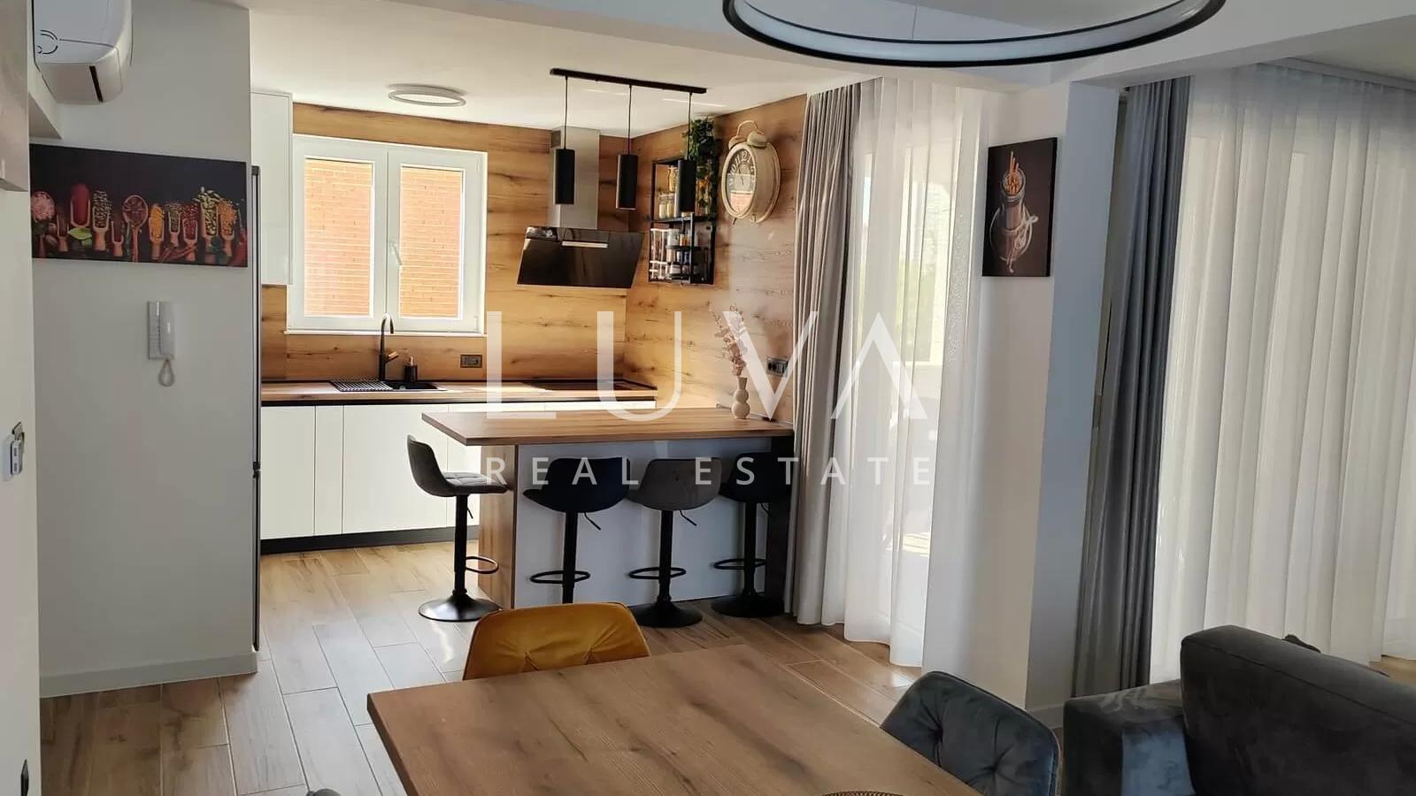 Kaštel Štafilić, kuća 377m2 sa stanovima na prodaju