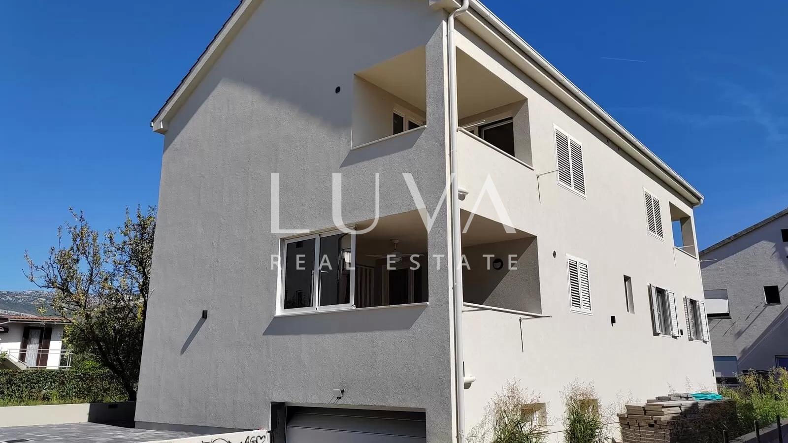 Kaštel Štafilić, kuća 377m2 sa stanovima na prodaju