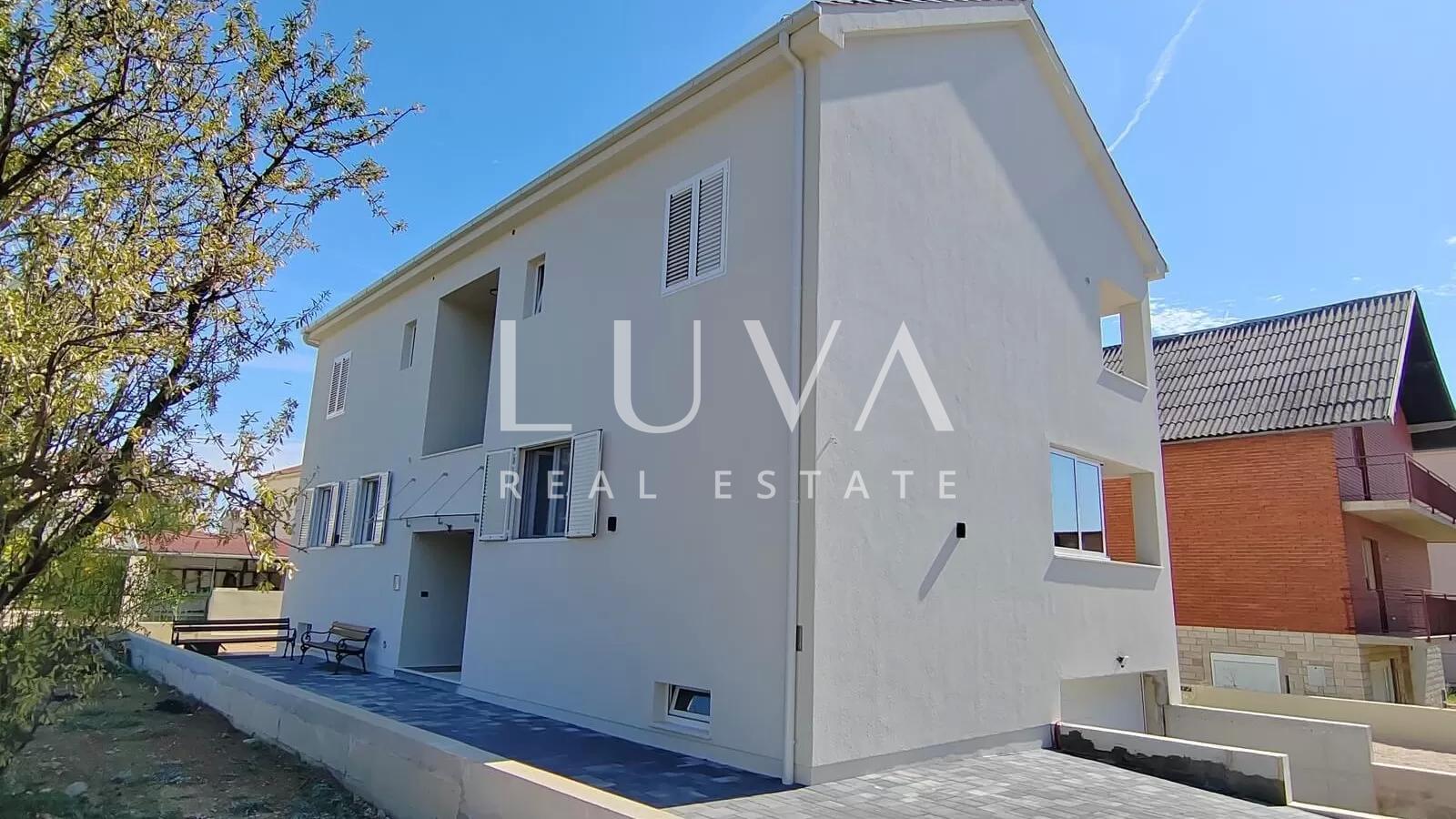 Kaštel Štafilić, kuća 377m2 sa stanovima na prodaju