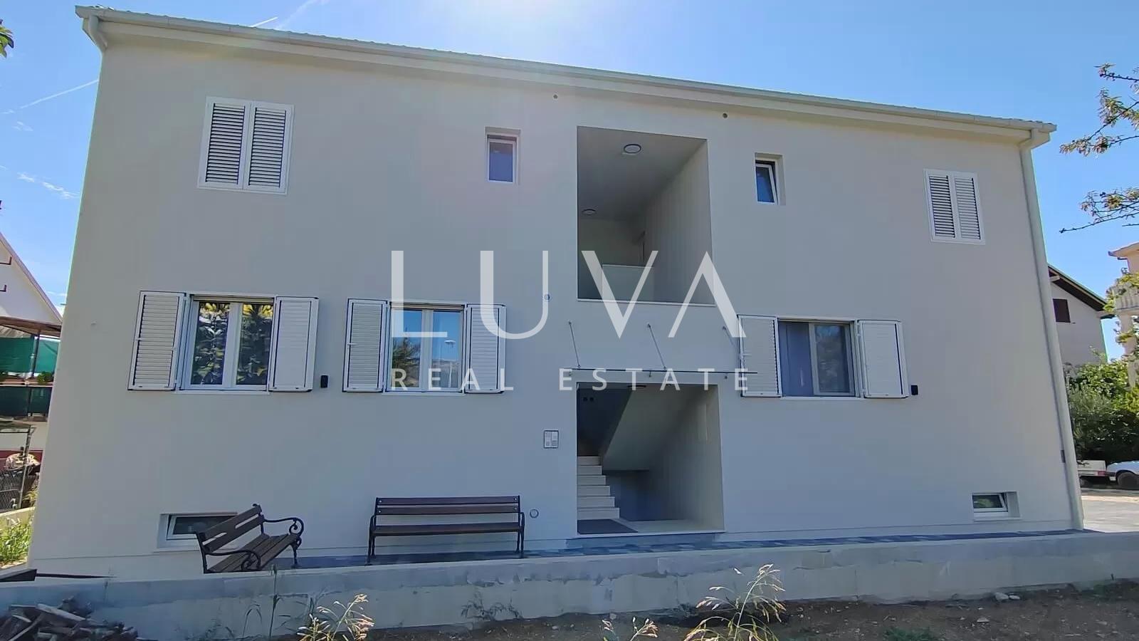 Kaštel Štafilić, kuća 377m2 sa stanovima na prodaju