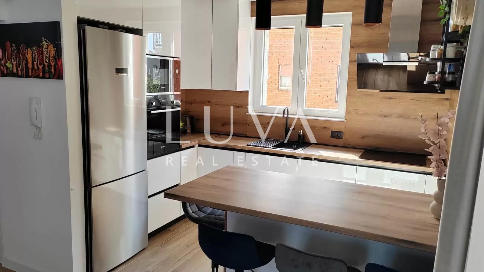 Kaštel Štafilić, kuća 377m2 sa stanovima na prodaju