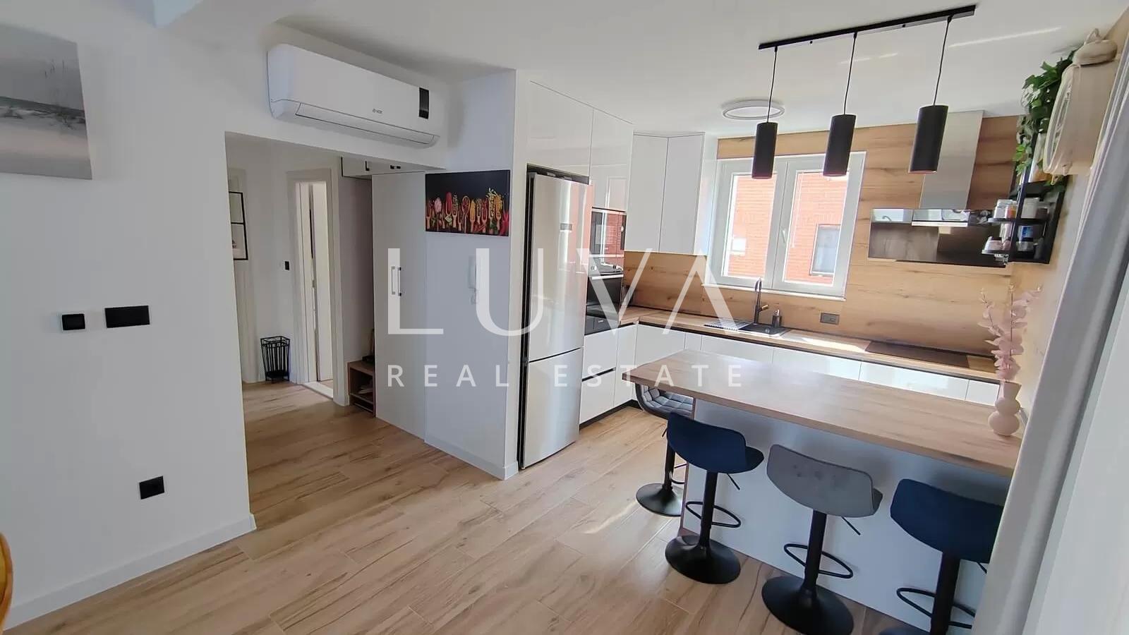 Kaštel Štafilić, kuća 377m2 sa stanovima na prodaju