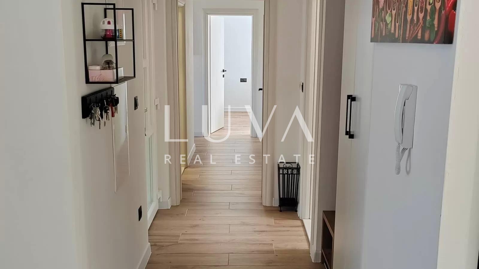 Kaštel Štafilić, kuća 377m2 sa stanovima na prodaju